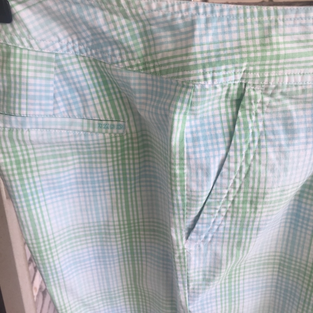 Izod stretch light plaid capris. Great for golf - Picture 4 of 5
